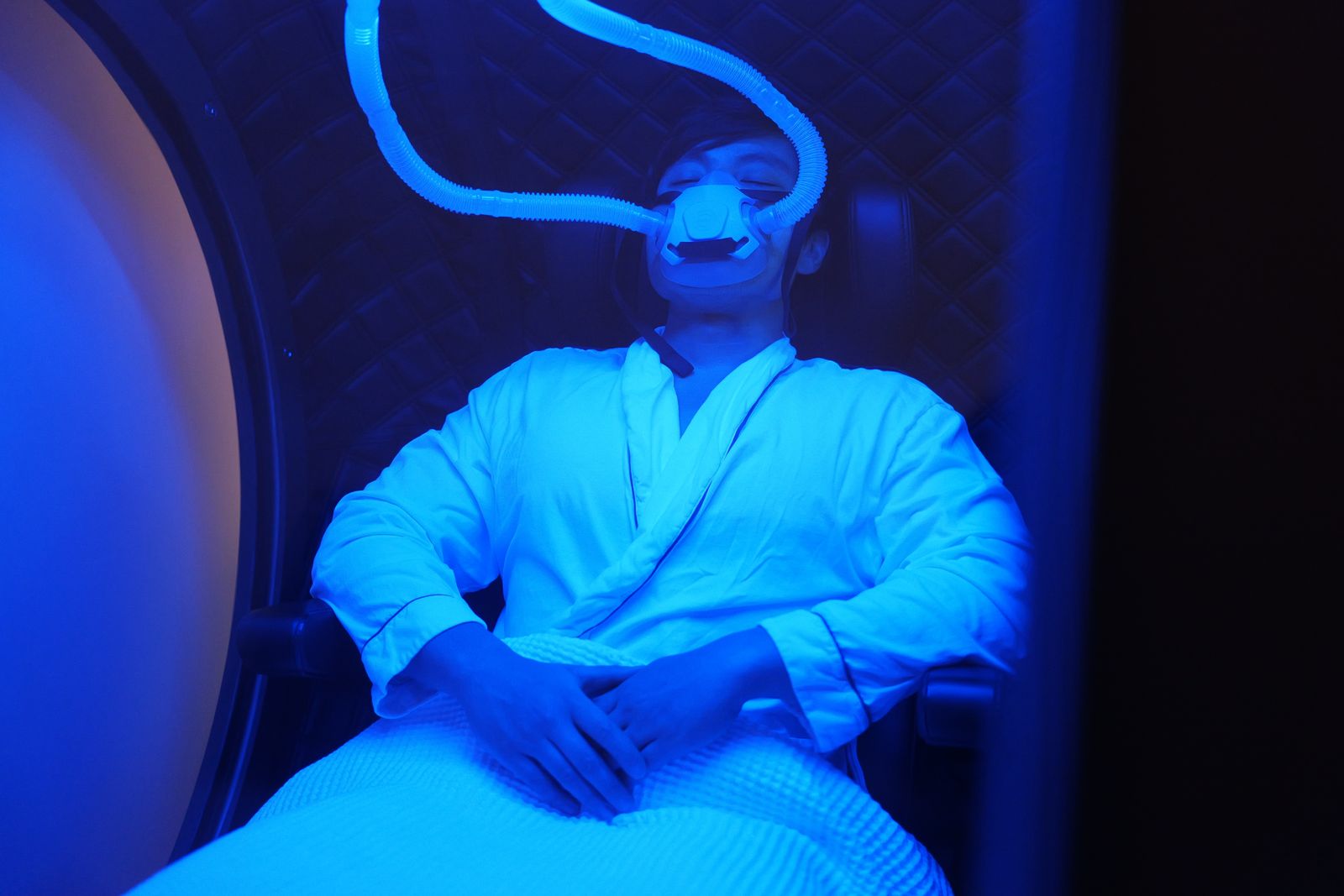 Inside the ZEUGMA hard-shell chamber during a session, oxygen through the integrated BIBS mask